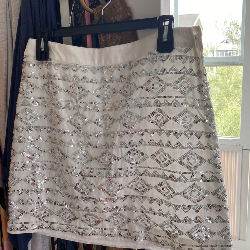 Banana Republic white and silver sequin mini skirt, size 6 petite.